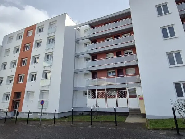 T1 avec parking et balcon CHU / Cézeaux, ch collectif et eau