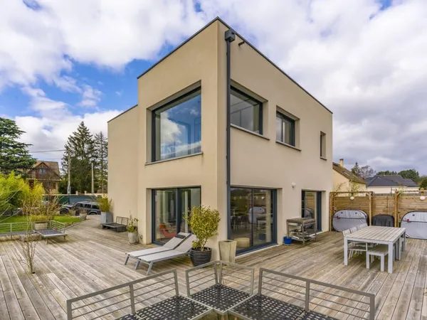 Villa contemporaine avec vue dégagée