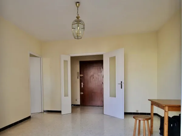 Grand F2 avec balcon idéalement placé