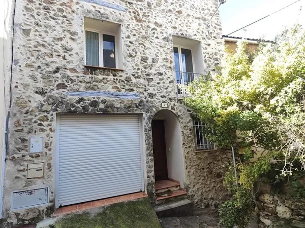 BAGNOLS EN FORET Maison / Appartement triplex centre village - vue panoramique du 2ème étage, idéal 