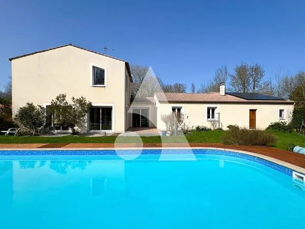 Maison Saintes 10 pièces 262 m2