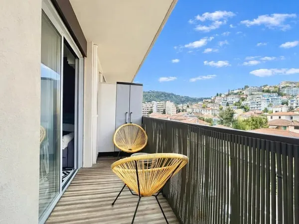 NICE SAINT-SYLVESTRE - 30 m² RÉNOVÉ - BALCON -