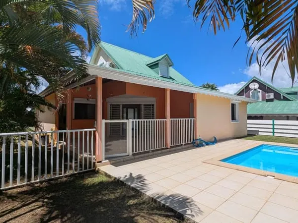 Villa F4 avec piscine, située dans résidence privée et sécurisée, à proximité de toutes commodités