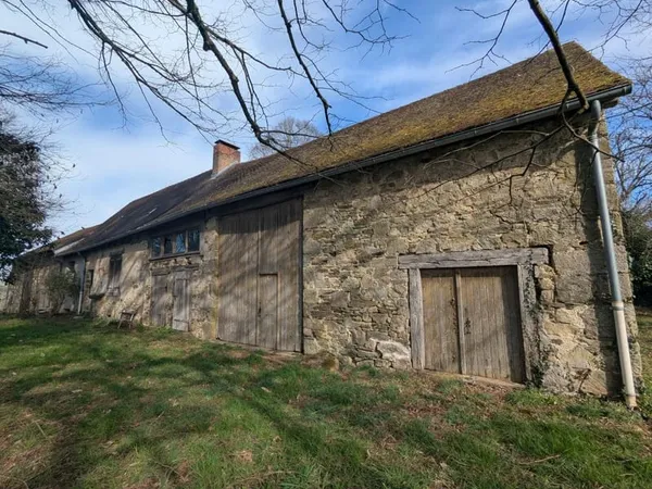 À VENDRE - AUTHENTIQUE FERME À RÉNOVER AVEC GRAND TERRAIN