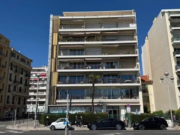NICE - PROMENADE DES ANGLAIS, 2 pièces de 38 m² avec balcons et