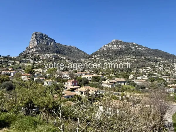 Saint Jeannet Belle maison d'architecte avec terrain plat