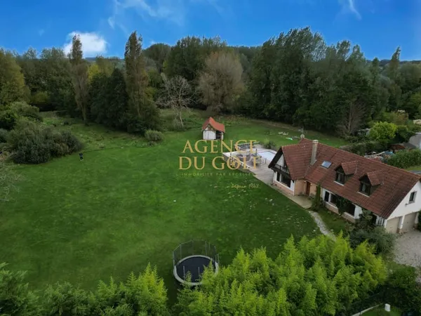 Maison 5 chambres 162 m2 Terrain de 9 000 m2 avec piscin