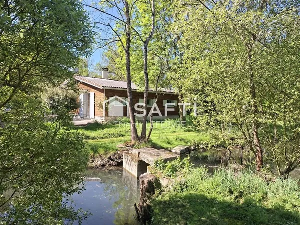 Superbe maison au bord d'une rivière et d'un étang.