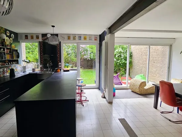 Maison 5 chambres + sous-sol + garage + jardin