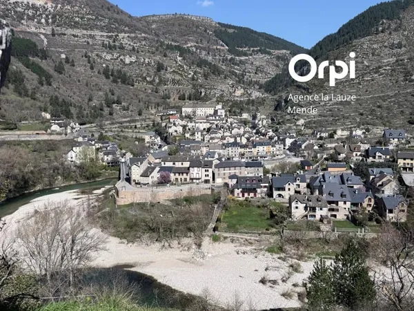 Dans le cadre exceptionnel des Gorges du Tarn, maison de village, potentiel rare