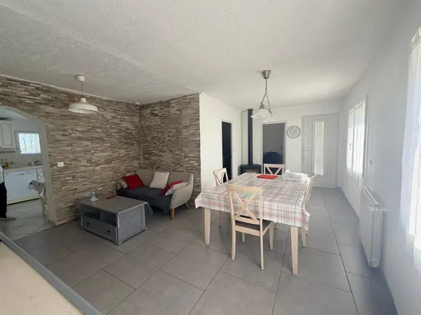 A vendre maison T4 de plain-pied au calme gros potentiel. 83190 Ollioules