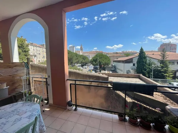 APPARTEMENT AVEC TERRASSE