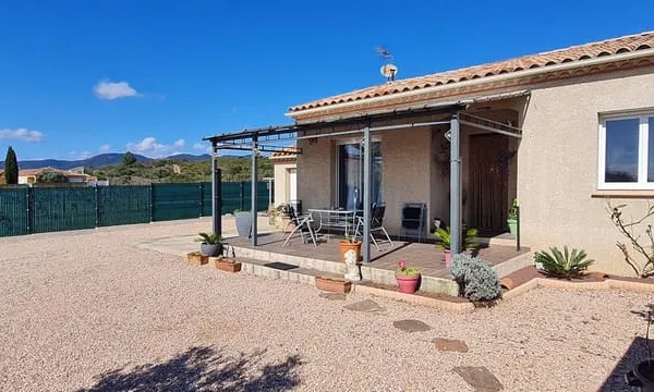 Villa type 4 de plain pied, 93m² habitables avec garage/piscine sur 744 m² de terrain