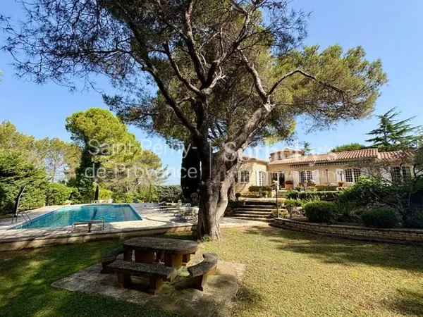 Villa traditionnelle au coeur d'un parc arboré de 2,15 hectares