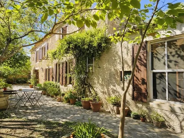 Mas ancien à rénover proche commerces et village