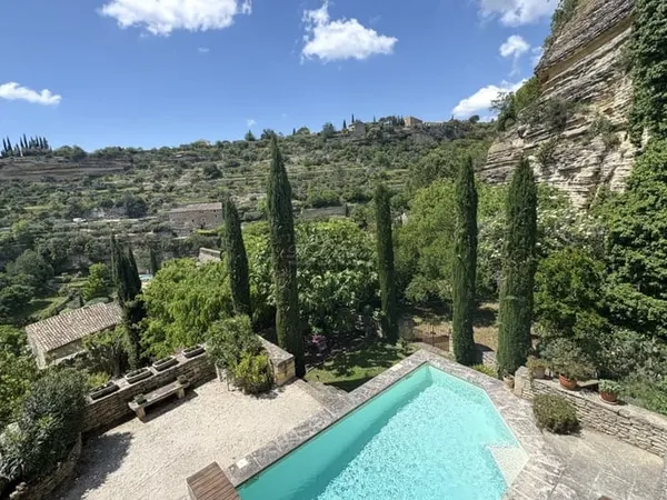 Gordes - Superbe Maison de village au calme avec vue panoramique, d'une superficie de 145 m², compre