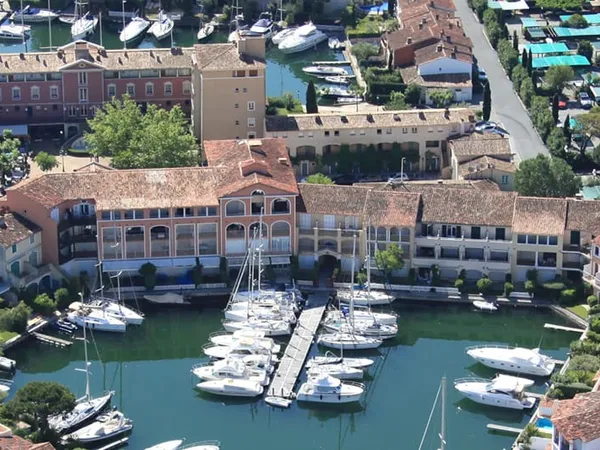STUDIO EN REZ DE CHAUSEE PORT GRIMAUD AVEC TERRASSE VUE CANAL GOLFE ST TROPEZ