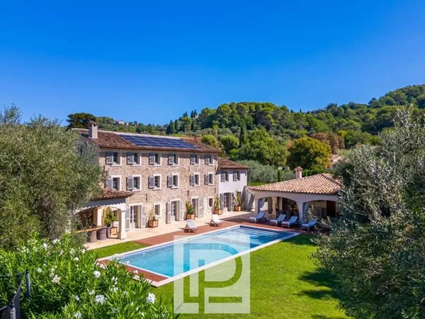 Mas en pierre entièrement rénové aux portes de Mougins - Calme absolu & art de vivre provençal sur t