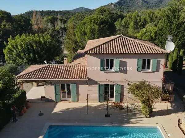 Tourtour, une villa des plus charmantes et prête à vous accueillir.