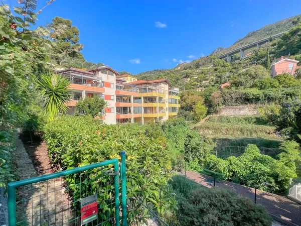 Menton Garavan - Appartement rénové 3 pièces avec terrasses, piscine, parc, parking et cave à vendre