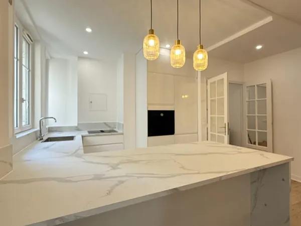 Appartement meublé neuf de 59 m2 rénové en entier - 1 chambre avec double séjour