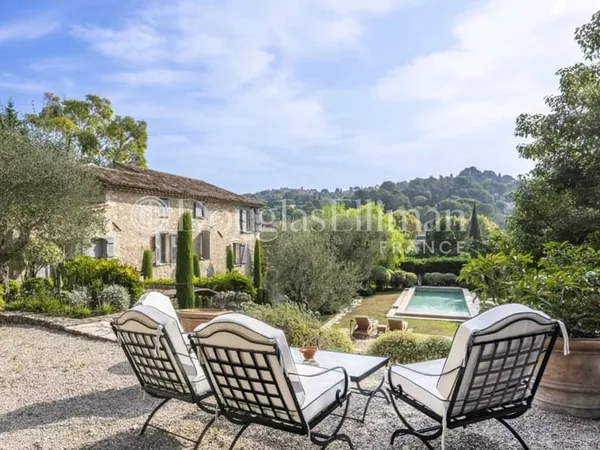 MOUGINS : Charmante Bastide en Pierre à Deux Pas du Centre-Ville