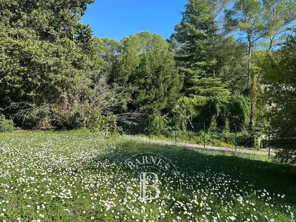 MOUGINS - TERRAIN CONSTRUCTIBLE - CALME ET VUE DÉGAGÉE
