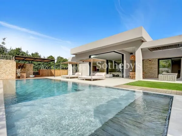 Villa Contemporaine a louer de 350 m² à Ventabren avec piscine - Élégance et Sérénité