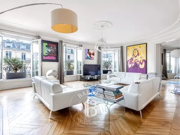 Paris 8ème - Parc Monceau / Miromesnil - Appartement d'angle ensoleillé en étage élevé - 4 chambres