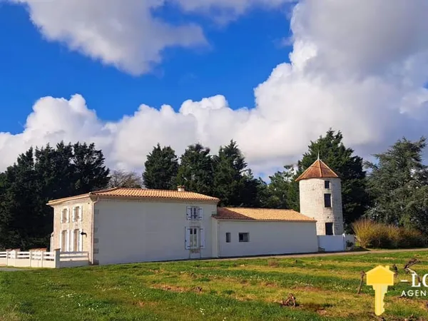 Maison de caractère atypique avec Moulin
