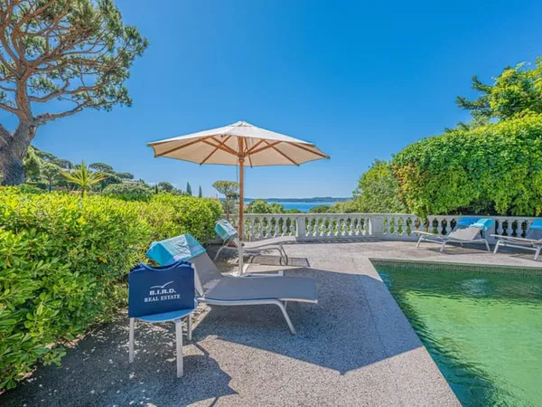 SAINTE MAXIME : VILLA PROVENCALE AVEC VUE MER 