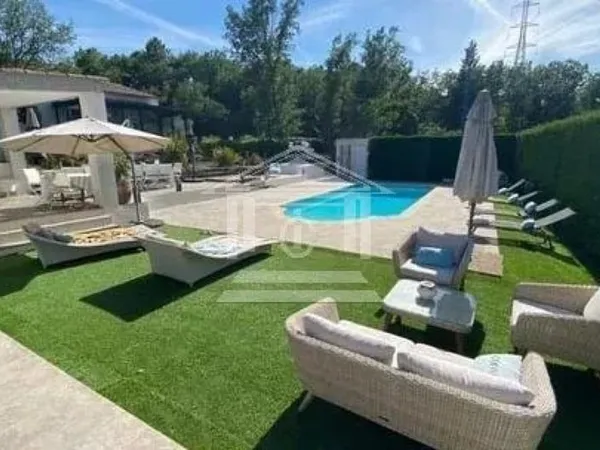 Deux maisons sur Bagnols en Forêt sur un terrain de 6800 m2 