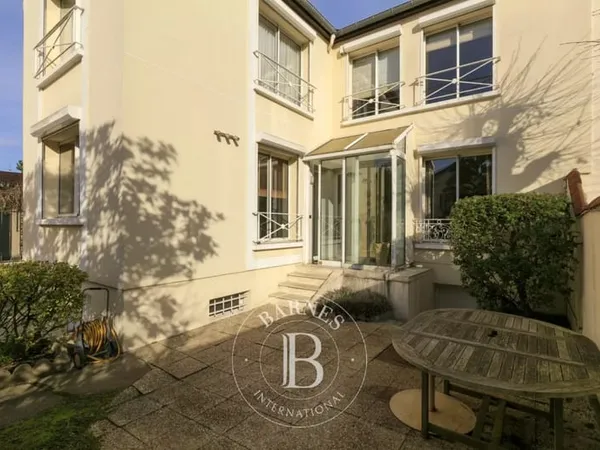 COURBEVOIE MAISON FAMILIALE AVEC JARDIN 