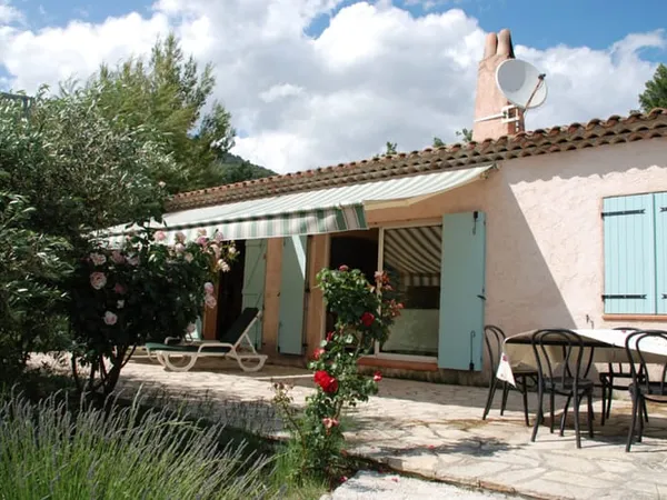 Une maison de plain-pied, sur 4000m2 de terrain environ, 3 chambres, piscine chauffée, belle vue, 