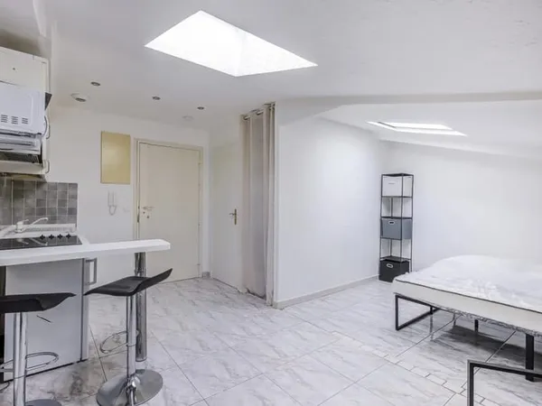 STUDIO - NICE/ CARRE D'OR DERNIER ETAGE ASCENSEUR 