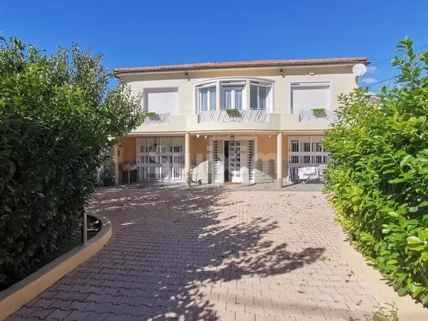 Maison 8 pièces 200 m² 