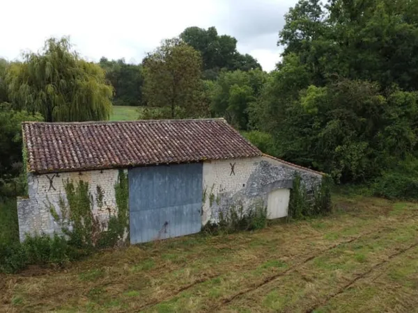 Belle grange offrant la possibilité d'aménager une maison à