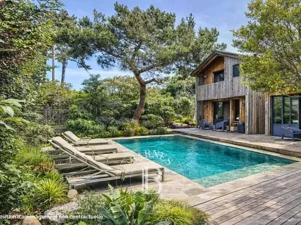 VILLA EN BOIS AVEC DÉPENDANCE ET TERRASSE COUVERTE EN PLEIN CENTRE DU CAP FERRET