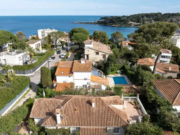 CAP D'ANTIBES - Emplacement exceptionnel - Charmante villa de 120 m² à deux pas de la plage.