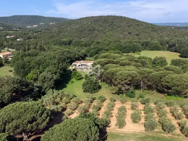 Villa contemporaine avec vue sur le village