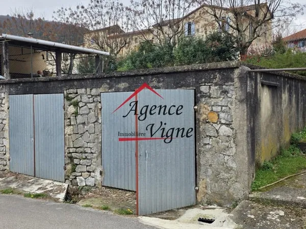 Construction à usage de garages
