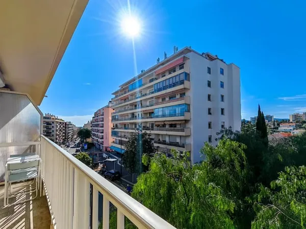 Antibes Centre / Studio 34m² en étage élevé avec terrasse et cave