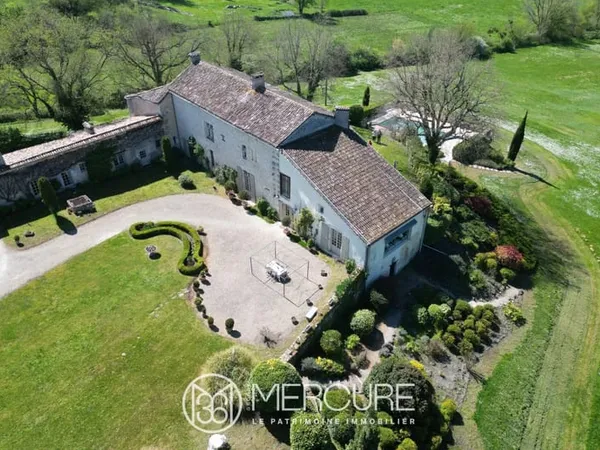 DEMEURE FORTIFIEE XVEME AVEC PISCINE ET DÉPENDANCES - DURAS (47)