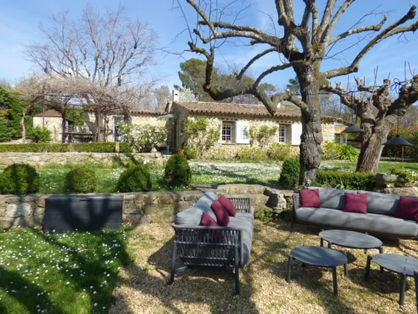 Beaucoup de charme pour ce vieux mas en pierre, beau terrain de 3500m2, 3 chambres, mezzanine, pisci
