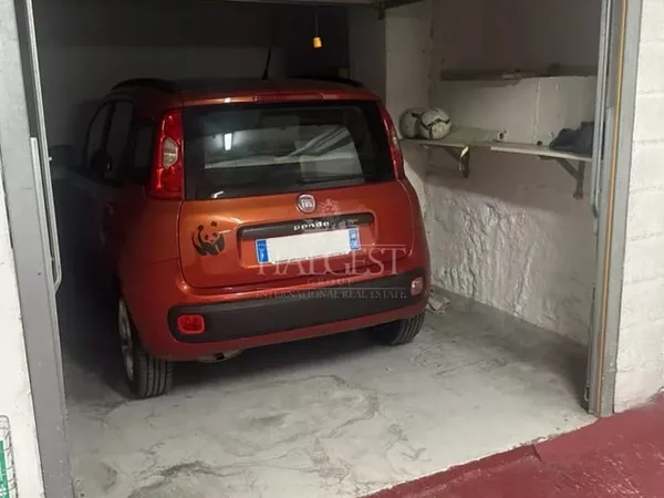 Menton - Opportunité rare: garage fermé proche centre ville