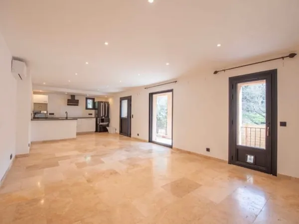 Appartement T3 rénové avec piscine et stationnement