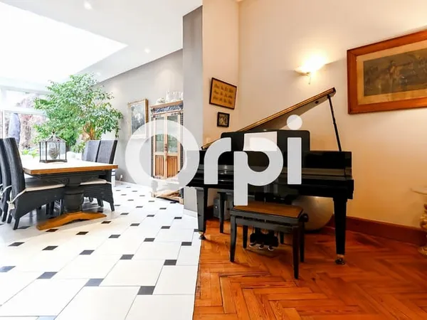 Maison 7 pièces 255 m² 