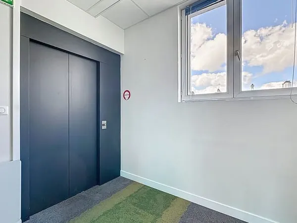 Bureau 5 pièces 110 m² 