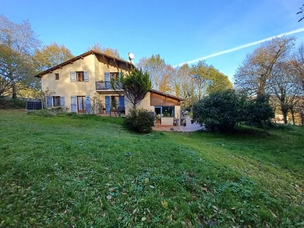 Maison 8 pièces 242 m² 