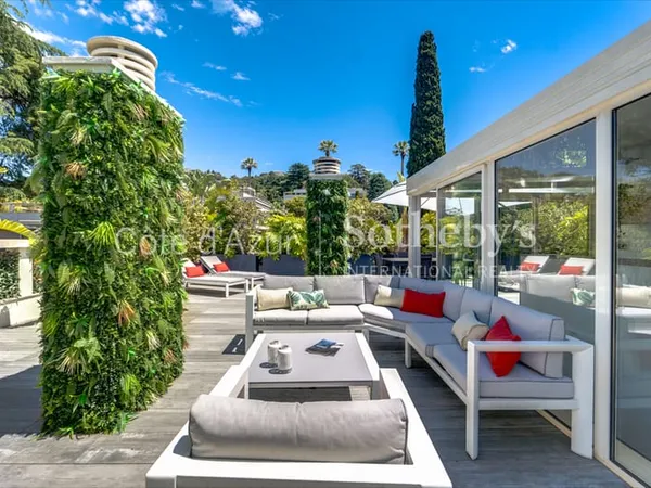 Cannes centre, élégance & discrétion pour ce penthouse type 4 pièces en duplex avec terrasse